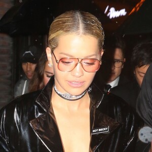 Rita Ora à l'after party du Met Gala portant un insigne "Je ne suis pas Becky" le 2 mai 2016 à New York