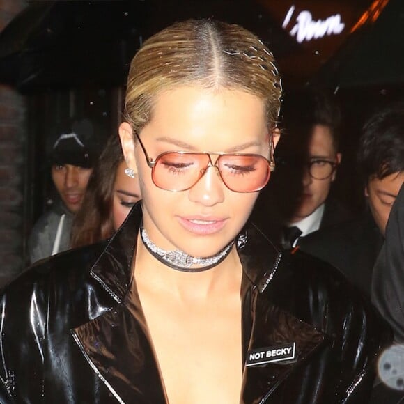 Rita Ora à l'after party du Met Gala portant un insigne "Je ne suis pas Becky" le 2 mai 2016 à New York