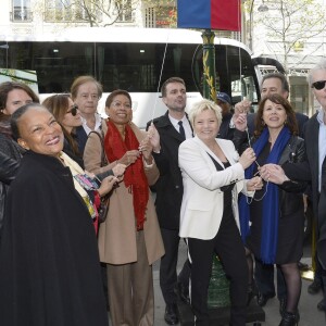 Christiane Taubira, Daniel Lauclair, George Pau-Langevin, Bruno Julliard, Catherine Salvador, Jean-François Legaret, Delphine Bürkli, Alain Delon et Isabelle Aubret à l'inauguration de la place Henri Salvador au 43, boulevard des Capucines à Paris le 3 mai 2016