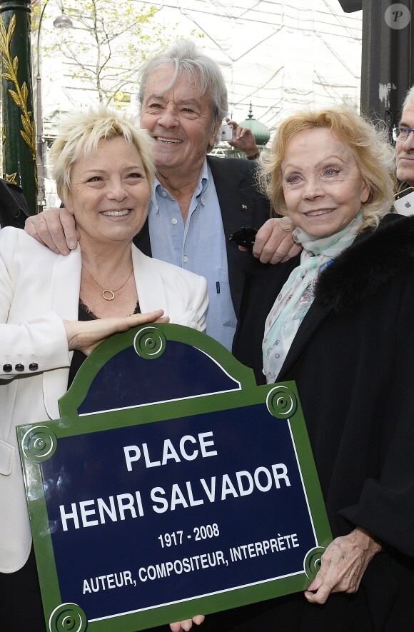 Catherine Salvador, Alain Delon et Isabelle Aubret à l'inauguration de la place Henri Salvador au 43, boulevard des Capucines à Paris le 3 mai 2016