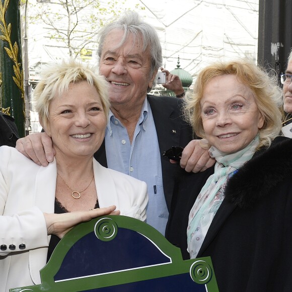 Catherine Salvador, Alain Delon et Isabelle Aubret à l'inauguration de la place Henri Salvador au 43, boulevard des Capucines à Paris le 3 mai 2016