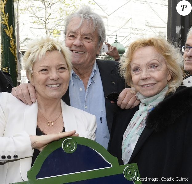 Catherine Salvador, Alain Delon et Isabelle Aubret à l'inauguration de la place Henri Salvador au 43, boulevard des Capucines à Paris le 3 mai 2016