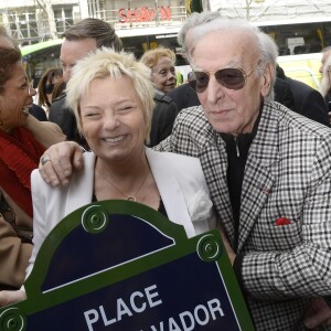 Catherine Salvador et Robert Castel à l'inauguration de la place Henri Salvador au 43, boulevard des Capucines à Paris le 3 mai 2016