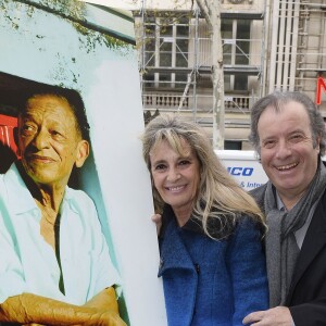 Le comédien Daniel Russo et sa femme Lucie à l'inauguration de la place Henri Salvador au 43, boulevard des Capucines à Paris le 3 mai 2016