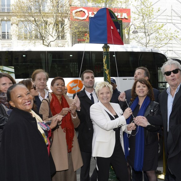 Christiane Taubira, Daniel Lauclair, George Pau-Langevin, Bruno Julliard, Catherine Salvador, Jean-François Legaret, Delphine Bürkli, Alain Delon et Isabelle Aubret à l'inauguration de la place Henri Salvador au 43, boulevard des Capucines à Paris le 3 mai 2016