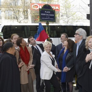 Christiane Taubira, Daniel Lauclair, George Pau-Langevin, Bruno Julliard, Catherine Salvador, Jean-François Legaret, Delphine Bürkli, Alain Delon et Isabelle Aubret à l'inauguration de la place Henri Salvador au 43, boulevard des Capucines à Paris le 3 mai 2016