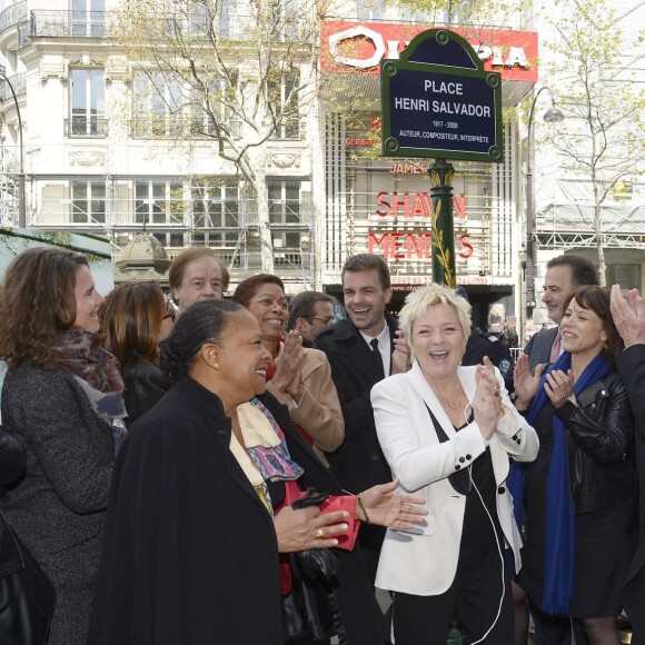 Christiane Taubira, Daniel Lauclair, George Pau-Langevin, Bruno Julliard, Catherine Salvador, Jean-François Legaret, Delphine Bürkli, Alain Delon et Isabelle Aubret à l'inauguration de la place Henri Salvador au 43, boulevard des Capucines à Paris le 3 mai 2016