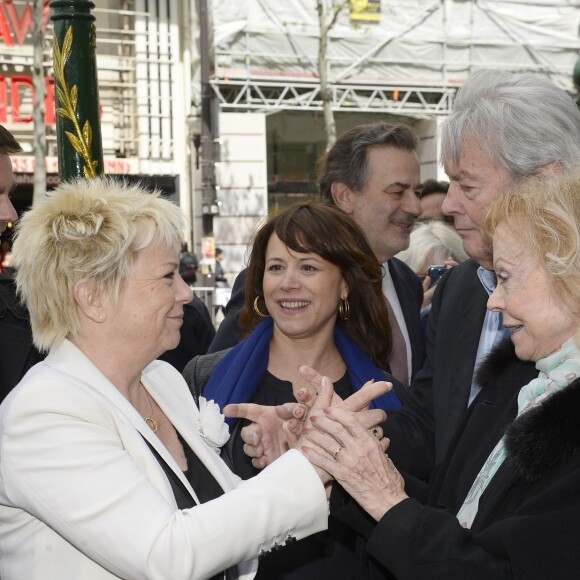 Bruno Julliard, Catherine Salvador, Delphine Bürkli, Alain Delon et Isabelle Aubret à l'inauguration de la place Henri Salvador au 43, boulevard des Capucines à Paris le 3 mai 2016