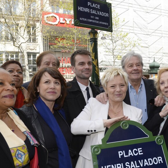 Christiane Taubira, George Pau-Langevin, Daniel Lauclair, Delphine Bürkli, Bruno Julliard, Catherine Salvador, Alain Delon et Isabelle Aubret à l'inauguration de la place Henri Salvador au 43, boulevard des Capucines à Paris le 3 mai 2016