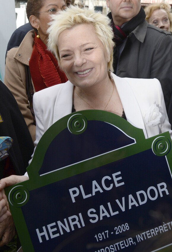Catherine Salvador à l'inauguration de la place Henri Salvador au 43, boulevard des Capucines à Paris le 3 mai 2016