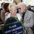 Catherine Salvador et Robert Castel à l'inauguration de la place Henri Salvador au 43, boulevard des Capucines à Paris le 3 mai 2016