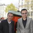 Élie Semoun et Bertrand Burgalat à l'inauguration de la place Henri Salvador au 43, boulevard des Capucines à Paris le 3 mai 2016
