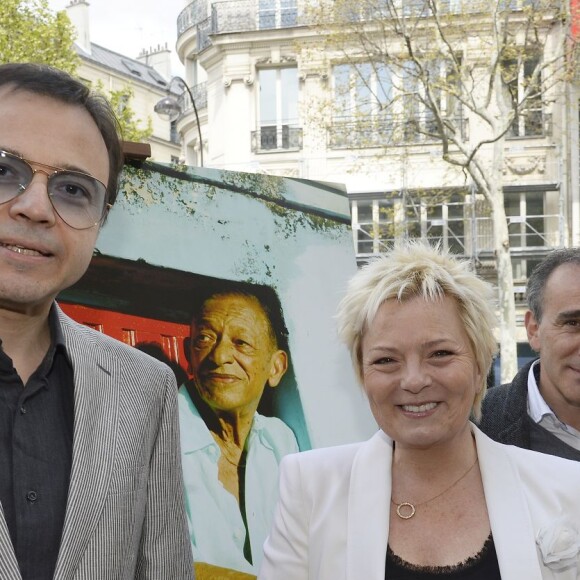 Bertrand Burgalat, Catherine Salvador, Élie Semoun et Véronique de Villèle à l'inauguration de la place Henri Salvador au 43, boulevard des Capucines à Paris le 3 mai 2016