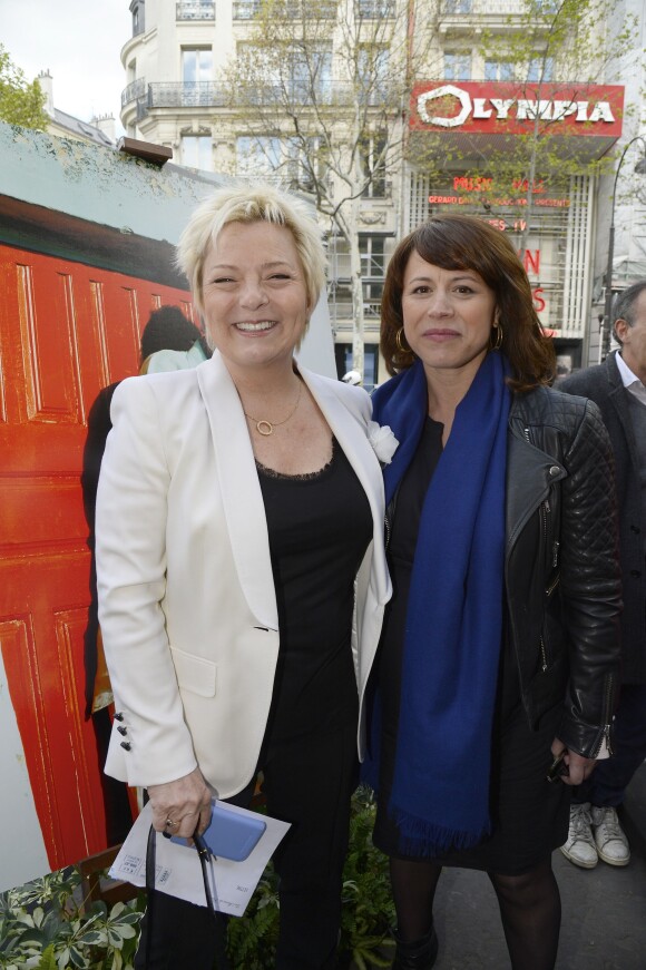 Catherine Salvador et Delphine Bürkli à l'inauguration de la place Henri Salvador au 43, boulevard des Capucines à Paris le 3 mai 2016