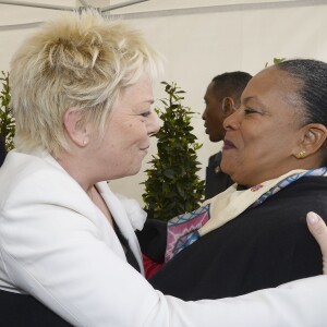 Catherine Salvador et Christiane Taubira à l'inauguration de la place Henri Salvador au 43, boulevard des Capucines à Paris le 3 mai 2016