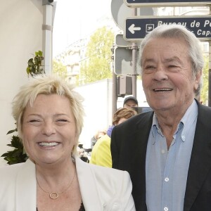 Christiane Taubira, Catherine Salvador, Alain Delon, Bruno Julliard à l'inauguration de la place Henri Salvador au 43, boulevard des Capucines à Paris le 3 mai 2016