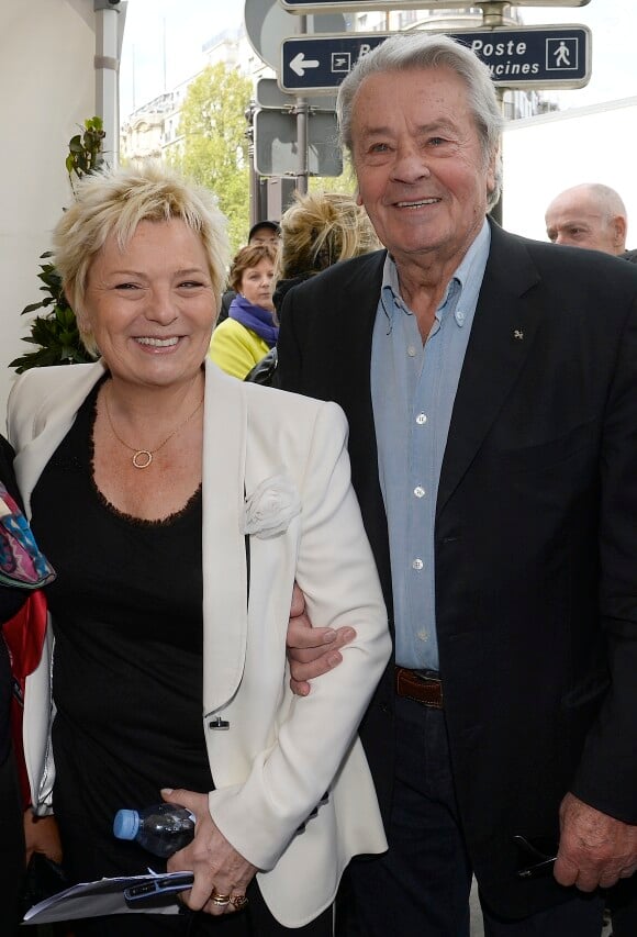 Catherine Salvador et Alain Delon à l'inauguration de la place Henri Salvador au 43, boulevard des Capucines à Paris le 3 mai 2016