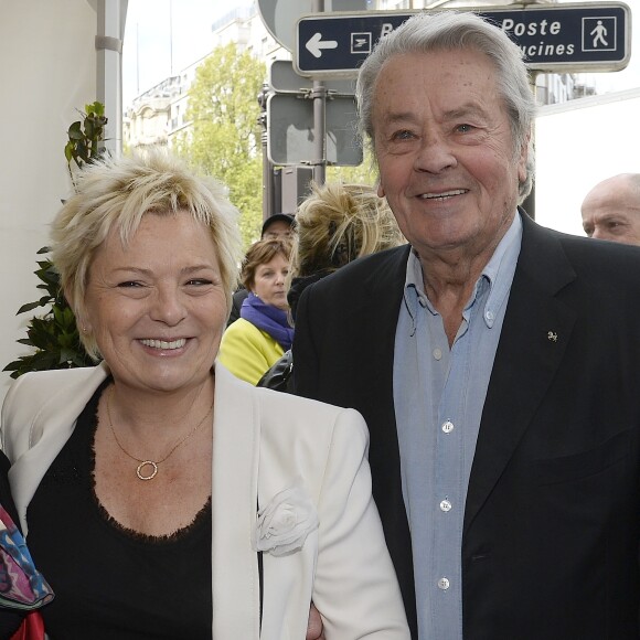 Catherine Salvador et Alain Delon à l'inauguration de la place Henri Salvador au 43, boulevard des Capucines à Paris le 3 mai 2016