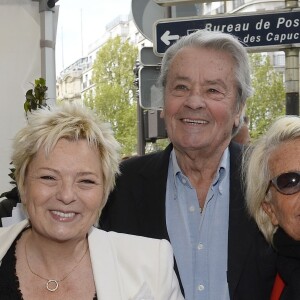 Christiane Taubira, Catherine Salvador, Alain Delon, Véronique De Villèle, Bruno Julliard à l'inauguration de la place Henri Salvador au 43, boulevard des Capucines à Paris le 3 mai 2016