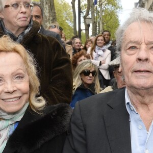 Isabelle Aubret et Alain Delon à l'inauguration de la place Henri Salvador au 43, boulevard des Capucines à Paris le 3 mai 2016