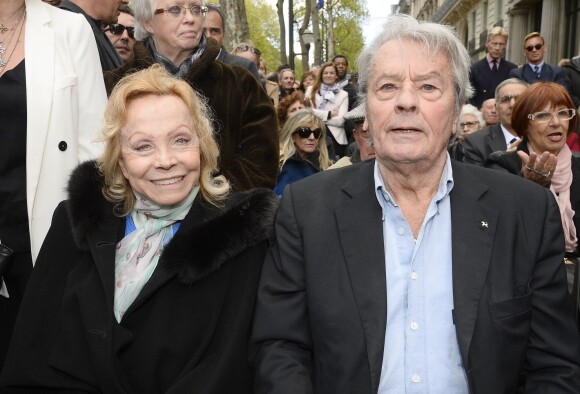 Isabelle Aubret et Alain Delon à l'inauguration de la place Henri Salvador au 43, boulevard des Capucines à Paris le 3 mai 2016