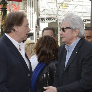 Daniel Lauclair, Alain Delon et Isabelle Aubret à l'inauguration de la place Henri Salvador au 43, boulevard des Capucines à Paris le 3 mai 2016