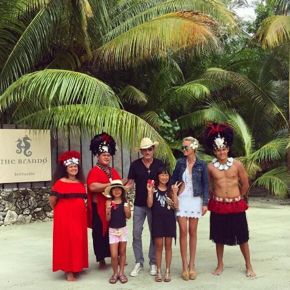 Johnny Hallyday, Laeticia et leurs filles Jade et Joy à Tetiaroa, mai 2016. Instagram