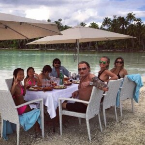 Johnny Hallyday, sa femme Laeticia, leurs filles Jade et Joy et Yarol Poupaud avec sa compagne Caroline de Maigret à Tetiaroa, le 3 mai 2016. Instagram