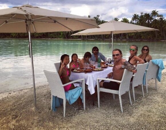 Johnny Hallyday, sa femme Laeticia, leurs filles Jade et Joy et Yarol Poupaud avec sa compagne Caroline de Maigret à Tetiaroa, le 3 mai 2016. Instagram