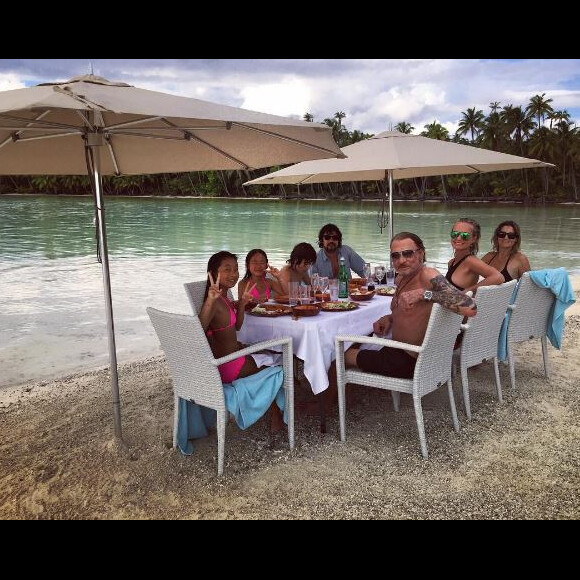 Johnny Hallyday, sa femme Laeticia, leurs filles Jade et Joy et Yarol Poupaud avec sa compagne Caroline de Maigret à Tetiaroa, le 3 mai 2016. Instagram
