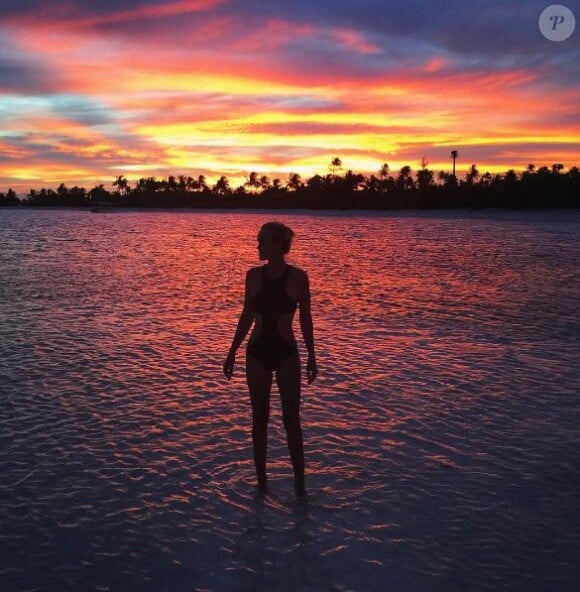 Laeticia Hallyday les pieds dans l'eau à Tetiaroa, mai 2016. Instagram