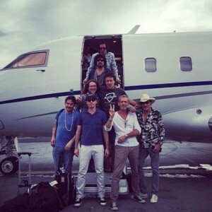 Johnny Hallyday et son équipe après le concert à Nouméa, avril 2016. Instagram