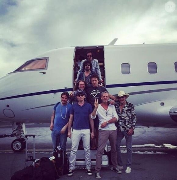 Johnny Hallyday et son équipe après le concert à Nouméa, avril 2016. Instagram