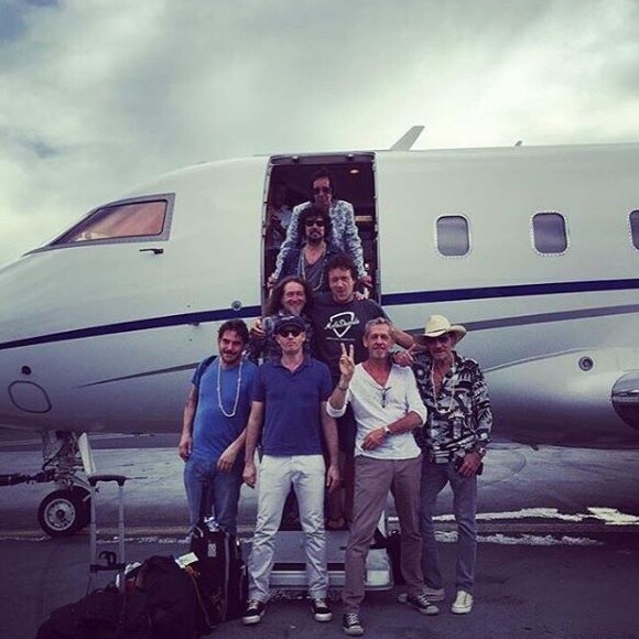 Johnny Hallyday et son équipe après le concert à Nouméa, avril 2016. Instagram