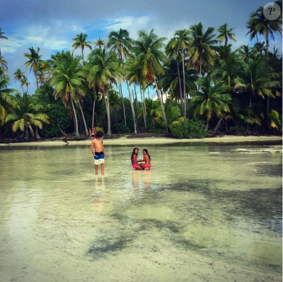Jade et Joy, les filles du clan Hallyday, à Tahiti. Mai 2016