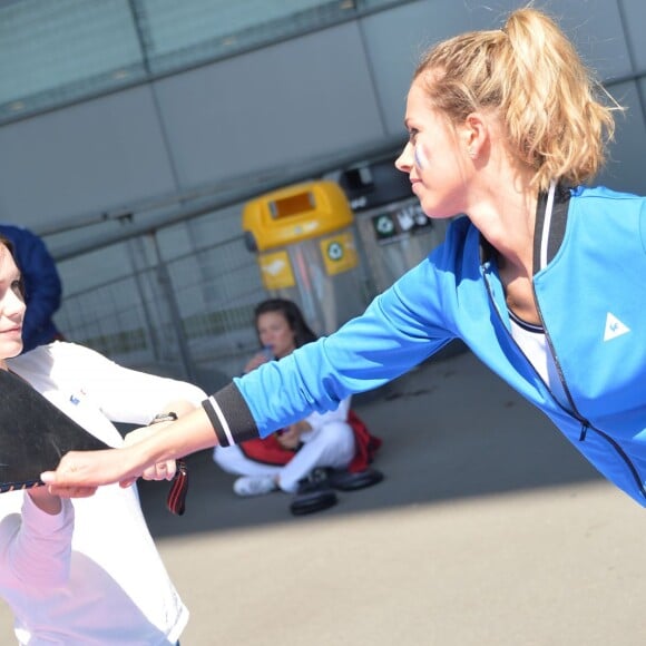 Nathalie Péchalat et Marion Rousse - Journée Evasion 2016 "Bleu Blanc Rouge" au Stade de France, Saint-Denis, en présence de Super Victor, la mascotte officielle de l'euro 2016 - Le 4 mai 2016 © Veeren / Bestimage 04/05/2016 - Saint-Denis