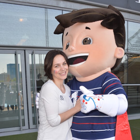 Nathalie Péchalat et Super Victor - Journée Evasion 2016 "Bleu Blanc Rouge" au Stade de France, Saint-Denis, en présence de Super Victor, la mascotte officielle de l'euro 2016 - Le 4 mai 2016 © Veeren / Bestimage