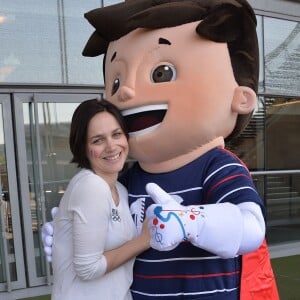 Nathalie Péchalat et Super Victor - Journée Evasion 2016 "Bleu Blanc Rouge" au Stade de France, Saint-Denis, en présence de Super Victor, la mascotte officielle de l'euro 2016 - Le 4 mai 2016 © Veeren / Bestimage