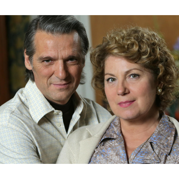 Véronique Genest donne la république à Yvan Le Bolloch dans le téléfilm La bonne dame de Nancy diffusée sur France 3. Image promotionnelle publiée sur le compte Twitter de la chaîne.
