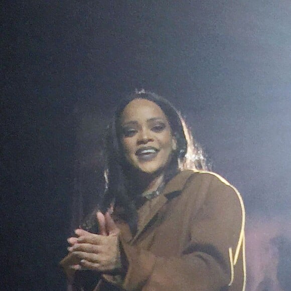 Rihanna en concert au Forum à Los Angeles pour sa tournée "Anti World Tour" le 3 mai 2016. La performance de la chanteuse à duré 90 minutes. Elle a chanté 23 titres et est arrivée avec 30 minutes de retard 03/05/2016 - Los Angeles