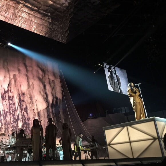 Rihanna en concert au Forum à Los Angeles pour sa tournée "Anti World Tour" le 3 mai 2016. La performance de la chanteuse à duré 90 minutes. Elle a chanté 23 titres et est arrivée avec 30 minutes de retard 03/05/2016 - Los Angeles