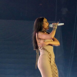 Rihanna en concert au Forum à Los Angeles pour sa tournée "Anti World Tour" le 3 mai 2016. La performance de la chanteuse à duré 90 minutes. Elle a chanté 23 titres et est arrivée avec 30 minutes de retard