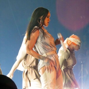 Rihanna en concert au Forum à Los Angeles pour sa tournée "Anti World Tour" le 3 mai 2016. La performance de la chanteuse à duré 90 minutes. Elle a chanté 23 titres et est arrivée avec 30 minutes de retard