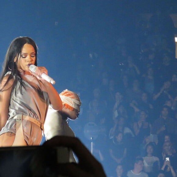 Rihanna en concert au Forum à Los Angeles pour sa tournée "Anti World Tour" le 3 mai 2016. La performance de la chanteuse à duré 90 minutes. Elle a chanté 23 titres et est arrivée avec 30 minutes de retard