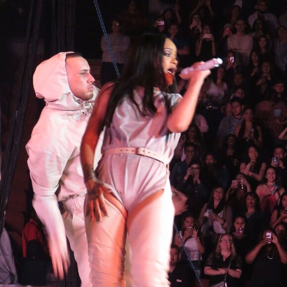 Rihanna en concert au Forum à Los Angeles pour sa tournée "Anti World Tour" le 3 mai 2016. La performance de la chanteuse à duré 90 minutes. Elle a chanté 23 titres et est arrivée avec 30 minutes de retard