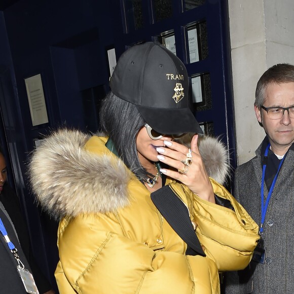 Rihanna quittant la boîte de nuit Tramp avec Drake à Londres le 24 février 2016
