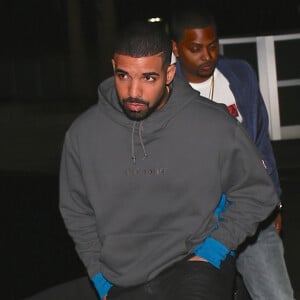 Drake lors de son arrivée au restaurant The Nice Guy avec un groupe d'amis et Rihanna à Los Angeles le 4 mai 2016