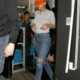 Rihanna quittant le restaurant The Nice Guy avec un groupe d'amis et Drake à Los Angeles le 4 mai 2016