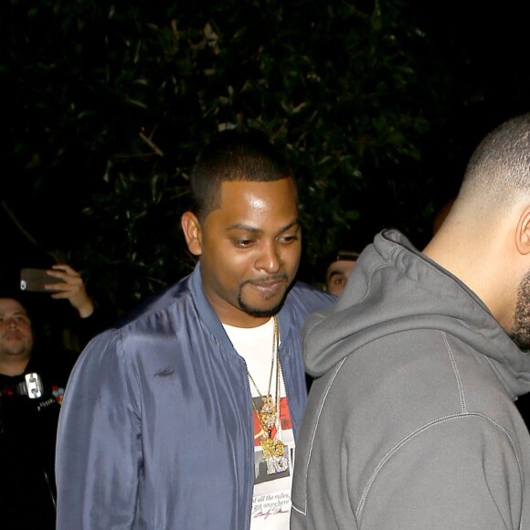 Drake quittant le restaurant The Nice Guy avec un groupe d'amis et Rihanna à Los Angeles le 4 mai 2016
