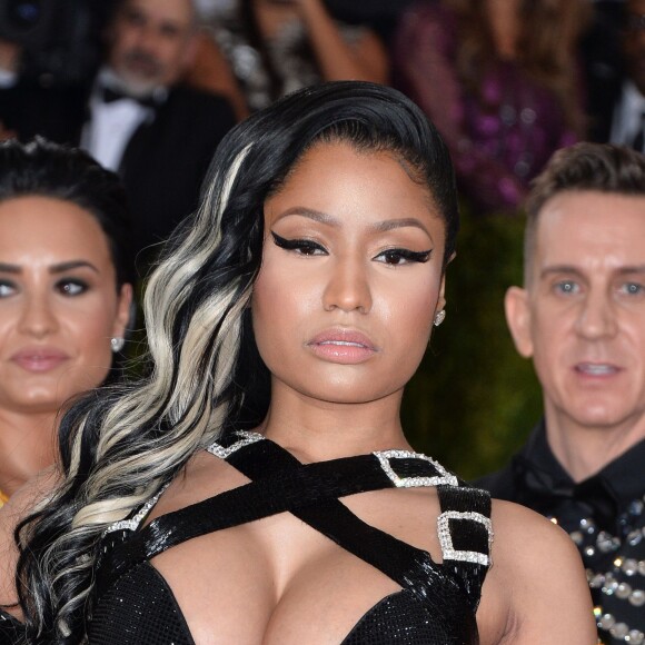 Nicki Minaj et Jeremy Scott ainsi que Demi Lovato  à la Soirée Costume Institute Benefit Gala 2016 (Met Ball) sur le thème de "Manus x Machina" au Metropolitan Museum of Art à New York, le 2 mai 2016